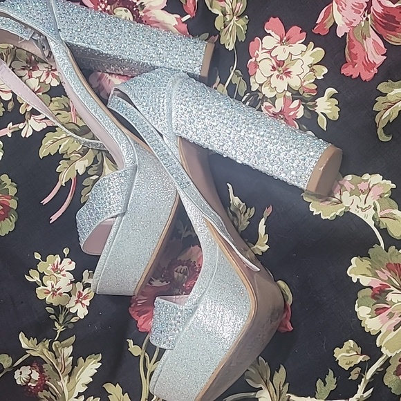 Heels - Picture 4 of 4